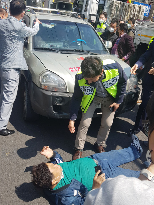 5·18 폄훼 발언에 '충돌'      (광주=연합뉴스) 천정인 기자 = 사자 명예훼손 혐의로 전두환 전 대통령이 광주지법에 출석하는 27일 광주 동구 광주지법 앞에서 방송 차량을 탄 남성이 5·18 폄훼 방송을 하자 5·18관계자들의 거센 항의를 하고 있다. 2020.4.27      iny@yna.co.kr  (끝)